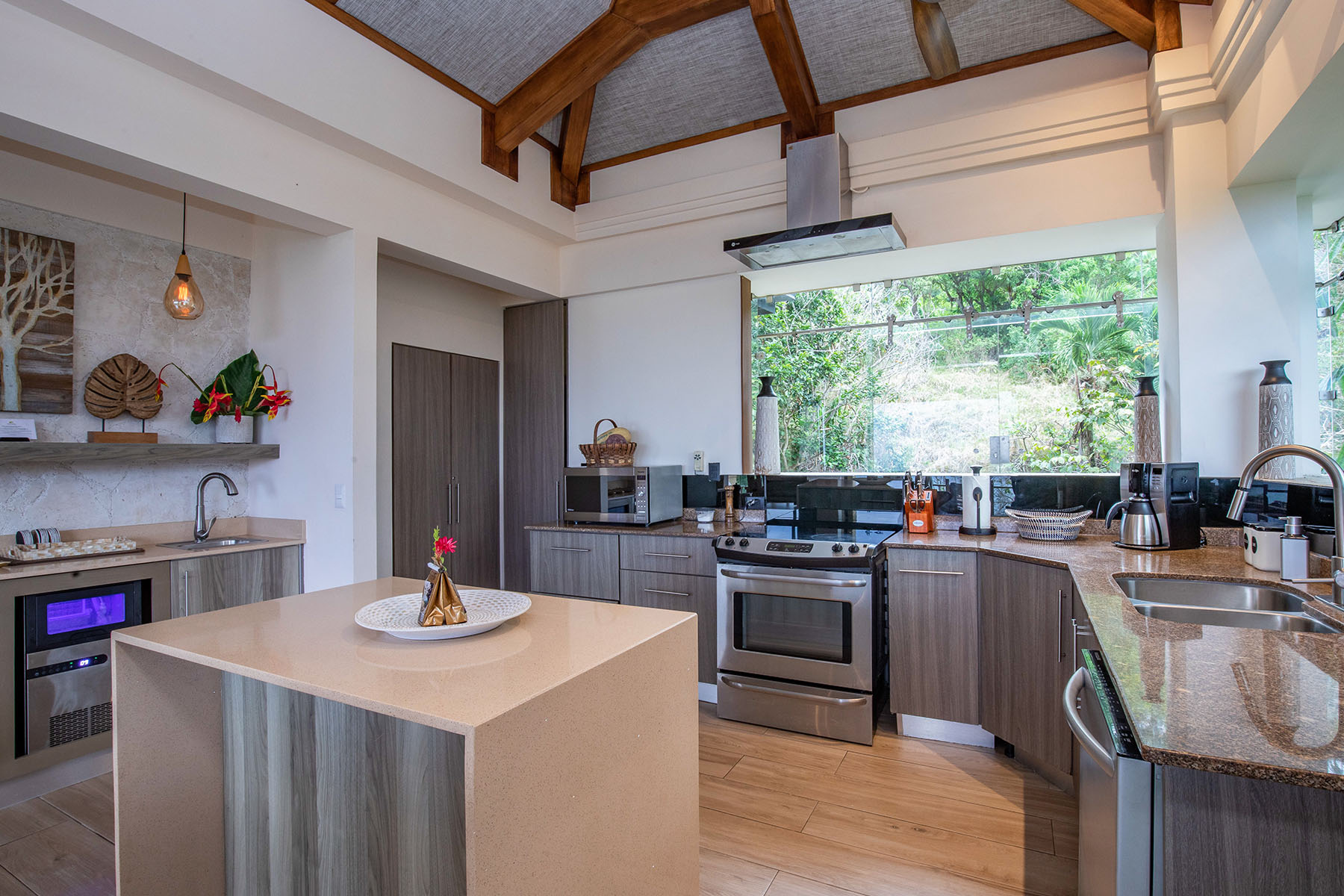 Unit 704 – 16 – Kitchen